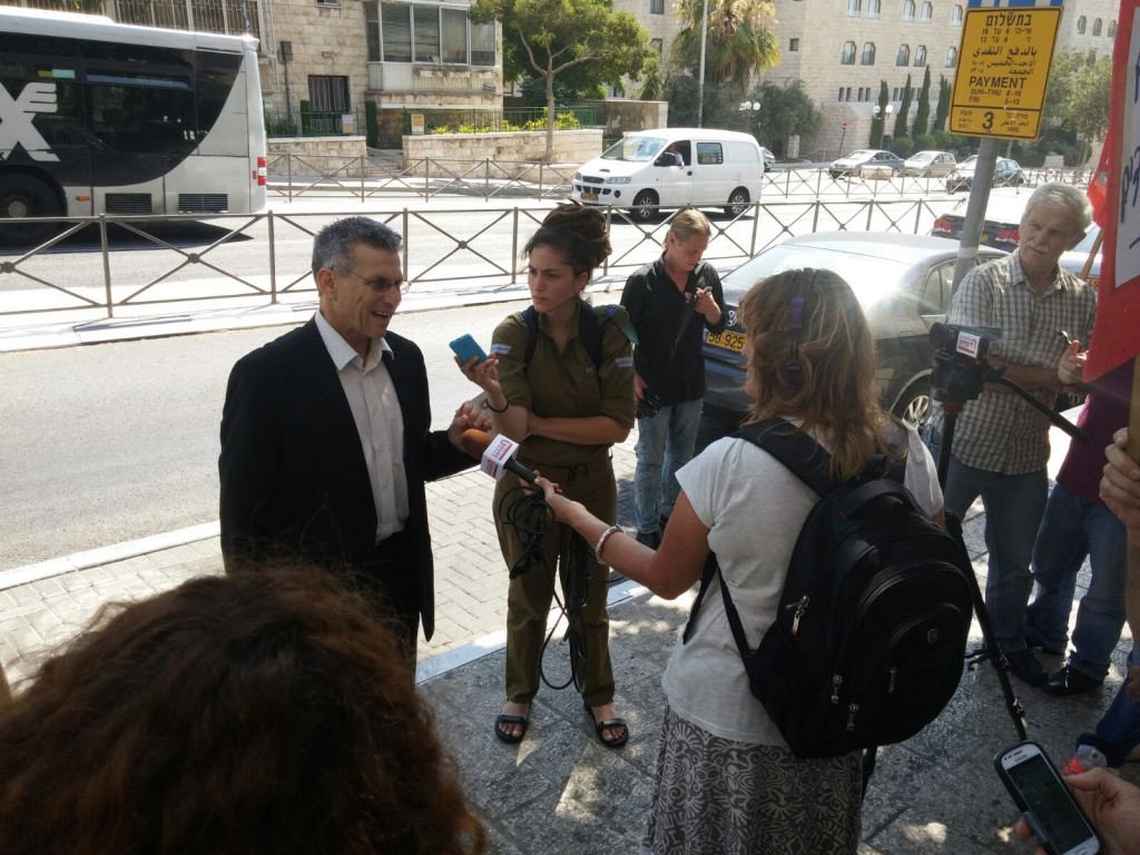 עו"ד שילוני מחוץ לבית הדין. צילום: ארגון העובדים מען